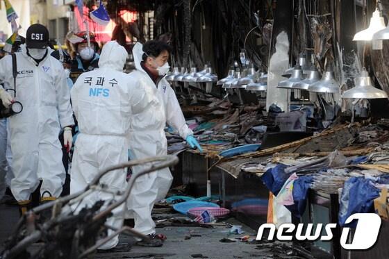 본문 이미지 - 국립과학수사연구원 합동 감식단이 16일 오전 전남 여수시 교동 수산시장에서 화재 현장 감식을 준비하고 있다. 2017.1.16/뉴스1 ⓒ News1 황희규 기자
