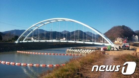 본문 이미지 - 창원시 마산합포구 진동면 ‘진동 보도교’ 완공(창원시제공)2017.1.17/뉴스1ⓒ News1