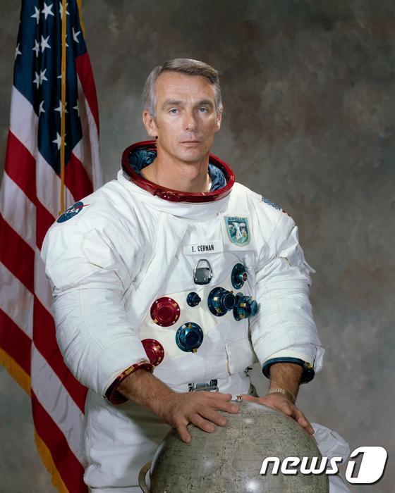 본문 이미지 - '달에 선 마지막 지구인'인 미국의 우주비행사 유진 서넌이 16일(현지시간) 82세를 일기로 별세했다. ⓒ AFP=뉴스1