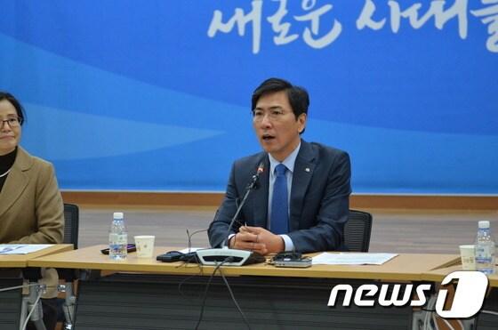 본문 이미지 - 안희정 충남도지사가 17일 충남도청에서 열린 ‘충남도 출입기자단 초청 안희정 도지사 타운홀 미팅’에서 기자들과 얘기를 나누고 있다. ⓒ News1 박현석 기자