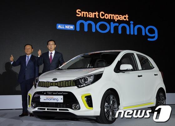 본문 이미지 - 박한우 기아자동차 사장(오른쪽)과 김창식 부사장이 17일 오전 서울 중구 동대문디자인플라자(DDP)에서 열린 '올 뉴 모닝' 미디어 발표 행사에서 신차를 발표하고 있다.  2017.1.17/뉴스1 ⓒ News1 구윤성 기자