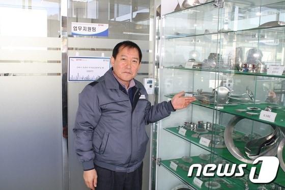 본문 이미지 - 윤하원 에프디씨㈜ 대표이사가 자신의 회사에서 생산한 파열판을 설명하고 있다.2017.1.17./뉴스1 ⓒ News1 남경문 기자