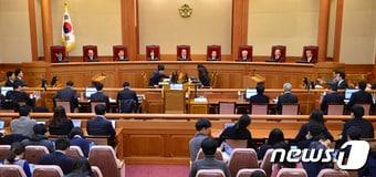 본문 이미지 - 박한철 헌법재판소장이 17일 오후 서울 종로구 헌법재판소 대심판정에서 열린 '박근혜 대통령 탄핵심판 6차 변론기일'을 진행하고 있다. . 2017.1.17/뉴스1 ⓒ News1 신웅수 기자