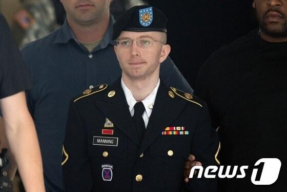 본문 이미지 - 지난 2013년 7월 군법정을 나서는 매닝 전 일병. ⓒ AFP=뉴스1