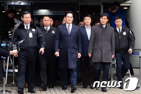 본문 이미지 - 430억원대 뇌물공여와 횡령 등 혐의로 구속영장이 청구된 이재용 삼성전자 부회장이 18일 오후 구속 전 피의자심문(영장실질심사)를 마치고 서울 서초구 서울중앙지방법원에서 나서고 있다.2017.1.18/뉴스1 ⓒ News1 최현규 기자