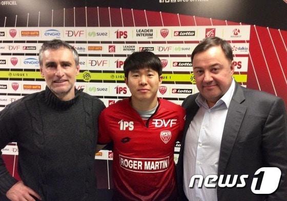 본문 이미지 - 프랑스 리그1 디종FCO에 입단한 권창훈(가운데) (디종 페이스북 캡처) ⓒ News1