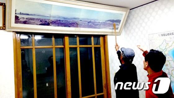 본문 이미지 - 염포동 김부열씨가 오래전 울산 염포만의 사진을 가리키며 옛 추억을 아야기 하고 있다. ⓒ News1