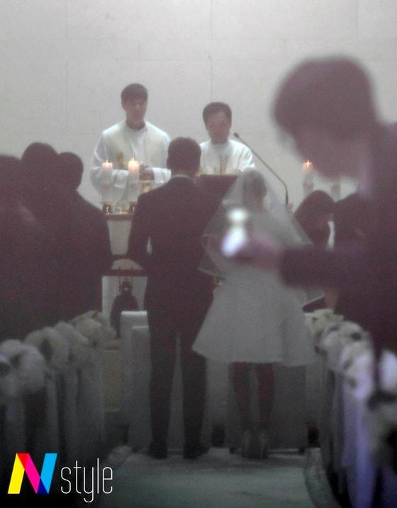 본문 이미지 - 천주교 예식 중인 비와 김태희 부부 / 뉴스1 DB ⓒ News1