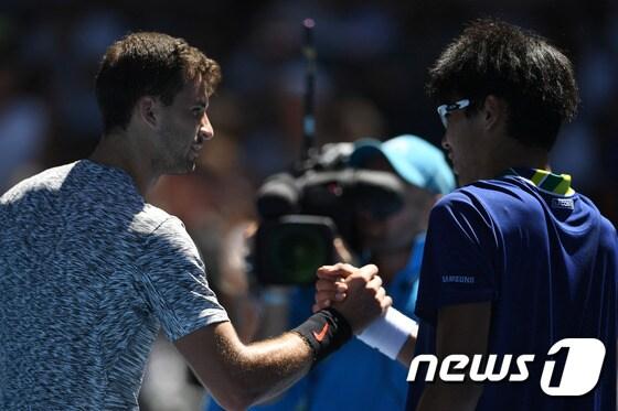 본문 이미지 - 그리고르 디미트로프(왼쪽)와 정현이 경기를 마친 후 악수를 나누고 있다. ⓒ AFP=News1