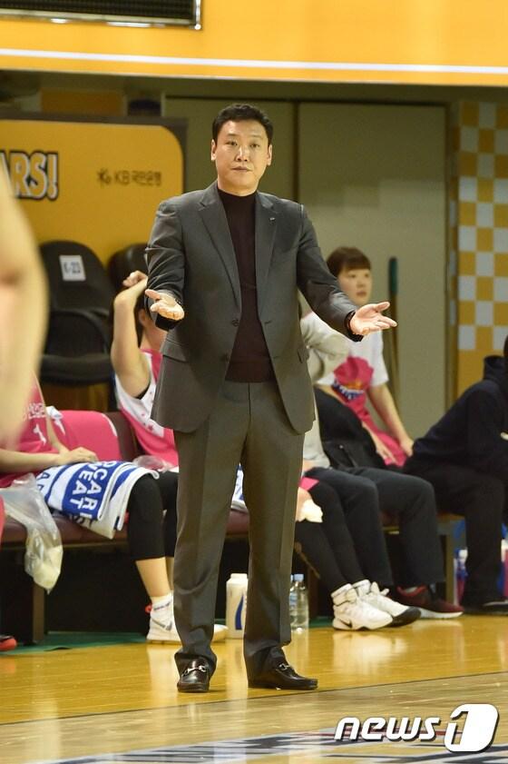 본문 이미지 - 구리 KDB생명 박영진 전 감독대행. (WKBL 제공) ⓒ News1