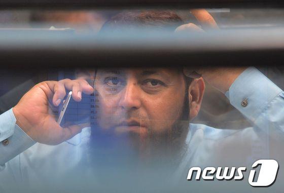 본문 이미지 - 파키스탄증권거래소(PSE)에서 브로커가 주가를 확인하며 전화 중이다.ⓒ AFP=뉴스1