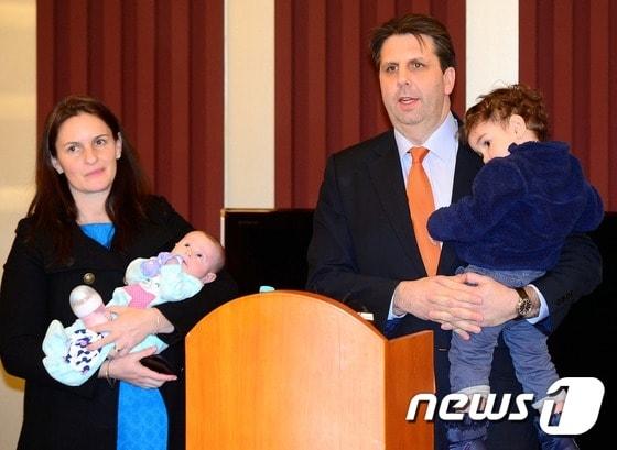 본문 이미지 - 마크 리퍼트 주한 미국 대사 가족이 지난 1월 20일 오후 인천국제공항 VIP라운지에서 출국 전 마지막 기자 간담회를 갖고 있다. 뉴스1 ⓒ News1 박정호 기자