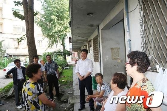 본문 이미지 - 김영배 성북구청장이 철거 전인 2015년 정릉스카이아파트 주민들과 이야기를 나누고있다.(성북구 제공) 2017.1.20ⓒ News1