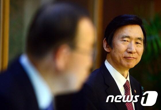 본문 이미지 - 윤병세 외교부 장관이  지난 20일 서울 한남동 외교부 장관 공관에서 열린 주한외교단 초청 리셉션에서 반기문 전 유엔사무총장의 인사말을 경청하고 있다. 2017.1.20/뉴스1 ⓒ News1 사진공동취재단