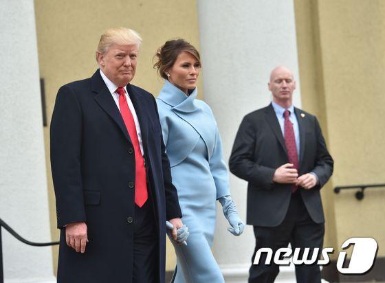 본문 이미지 - 도널드 트럼프 미국 대통령 당선인과 아내 멜라니아 여사가 20일(현지시간) 성요한 성공회 교회에서 나오고 있다. 이날 트럼프 당선인은 미국의 제 45대 대통령으로 취임한다. 2017.01.20ⓒ AFP=뉴스1 ⓒ News1 최종일 기자