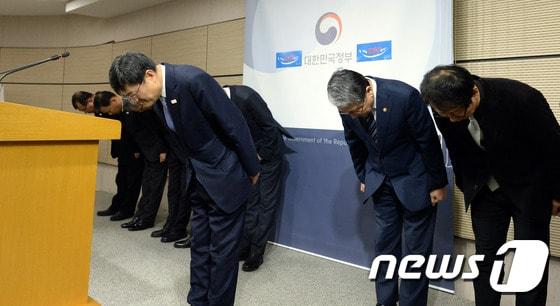 본문 이미지 - 송수근 문화체육관광부 장관 직무대행과 실국장 등 간부들이 지난 1월 23일 정부세종청사 공용브리핑실에서 가진 문화예술계 블랙리스트 관련 대국민 사과문 발표에서 고개숙여 사과하고 있다. 뉴스1 ⓒ News1