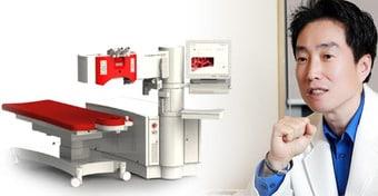 본문 이미지 - 아마리스레드 장비를 통해 초고도근시 라섹을 시행하고 있는 하늘안과 이창건 원장ⓒ News1