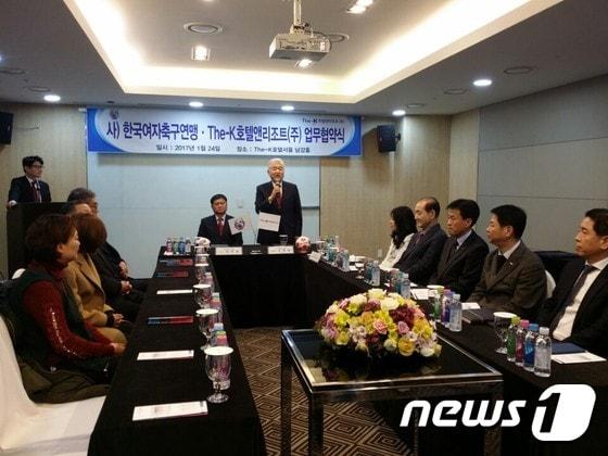 본문 이미지 - 한국여자축구연맹이 24일 서울 서초구의 더케이호텔 서울 남강A홀에서 더케이호텔앤리조트, 알띠에와 후원 협약을 했다. ⓒ News1