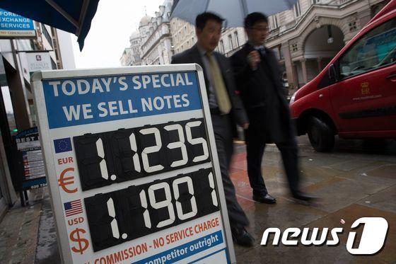 본문 이미지 - 영국 런던의 한 환전소. ⓒ AFP=뉴스1