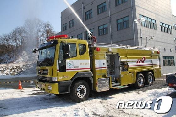 본문 이미지 - 충북 옥천소방서가 대형·특수화하는 화재에 효과적으로 대처할 신형 고성능 화학 소방차를 도입해 24일 시험가동하고 있다.(옥천소방서 제공).2017.01.24..ⓒ News1