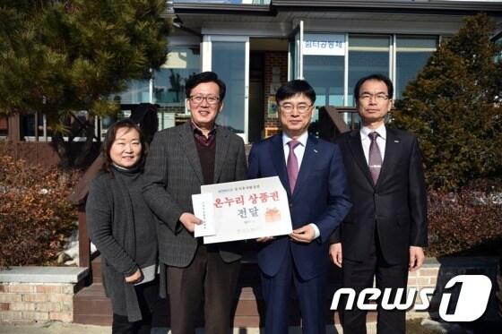 본문 이미지 - 왼쪽에서 2번째 부터 조계연 쉼터 공동체 대표, 김화동 조폐공사 사장