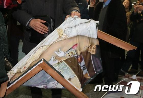 본문 이미지 - 2017년 1월24일 국회의원회관에서 열린 전시회에서 박근혜 전 대통령의 누드 풍자화가 훼손된 모습. /뉴스1 DB ⓒ News1 송원영 기자