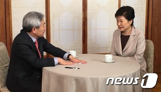 본문 이미지 - 박근혜 대통령이 25일 청와대 상춘재에서 '정규재tv' 운영자인 정규재 한국경제신문 주필과 단독 인터뷰를 하고 있다. (정규재tv 제공 ) 2017.1.25/뉴스1 ⓒ News1 민경석 기자