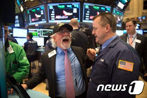 본문 이미지 - 뉴욕증권거래소 객장에서 한 주식중개인이 다우 2만선 돌파에 함박 웃음을 짓고 있다. ⓒ AFP=뉴스1