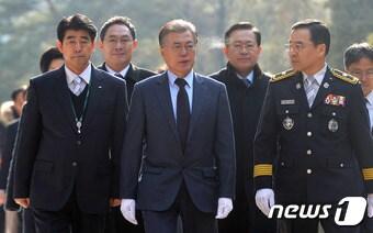 본문 이미지 - 문재인 전 더불어민주당 대표가 26일 오전 서울 서초구 서울소방학교를 방문해 충혼탑에 참배하기 위해 이동하고 있다. 2017.1.26/뉴스1 ⓒ News1 구윤성 기자