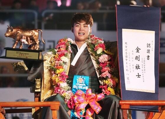 본문 이미지 - 충청남도 예산군 윤봉길체육관에서 열린 'IBK기업은행 2017 설날장사씨름대회' 금강장사(90kg이하)에 오른 이승호가 꽃가마에 올라 포즈를 취하고 있다. (통합씨름협회 제공) ⓒ News1