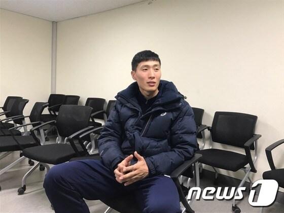 본문 이미지 - 26일 서울 장충체육관에서 인터뷰를 하고 있는 김정환. ⓒ News1
