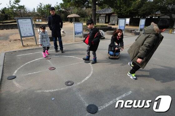 본문 이미지 - 제주 서귀포시 제주민속촌에서 가족단위 관광객들이 민속놀이를 즐기며 즐거운 시간을 보내고 있다. /뉴스1 ⓒ News1 