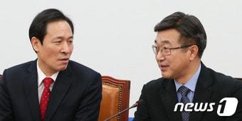 본문 이미지 - 더불어민주당 우상호 원내대표와 윤호중 정책위의장(오른쪽)이 3일 서울 여의도 국회에서 열린 원내대책회의에서 대화를 나누고 있다. 2017.1.3/뉴스1 ⓒ News1 허경 기자