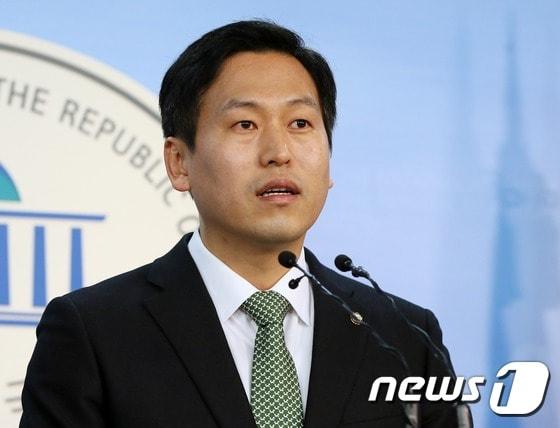 본문 이미지 - 손금주 국민의당 의원이 3일 서울 여의도 국회 정론관에서 당대표 및 최고위원 출마선언 기자회견을 하고 있다. 2017.1.3/뉴스1 ⓒ News1 송원영 기자