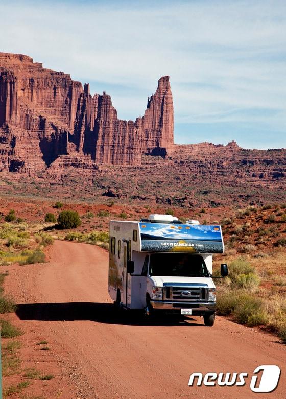 본문 이미지 - 그림 같은 풍경 속에서 무한한 자유를 만끽할 수 있는 캠핑카 여행.(이미지제공=비욘드코리아)ⓒ News1