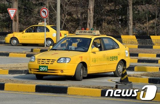 본문 이미지 - 서울시내 한 자동차운전전문학원에서 응시생이 운전면허시험을 보고 있다. &#40;사진은 기사 내용과 무관함&#41;  2017.1.3/뉴스1 ⓒ News1 박세연 기자