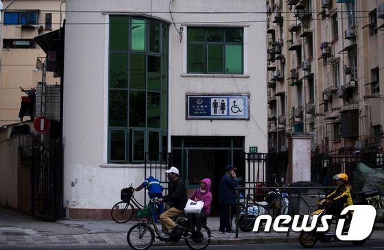 본문 이미지 - 중국 상하이의 공중화장실(자료사진) ⓒ AFP=뉴스1