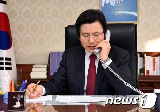 본문 이미지 - 황교안 대통령 권한대행 국무총리가 30일 오전 9시 정부서울청사 집무실에서 도널드 트럼프 미국 대통령과 첫 전화 통화를 하고 있다. (국무총리실 제공)2017.1.30/뉴스1