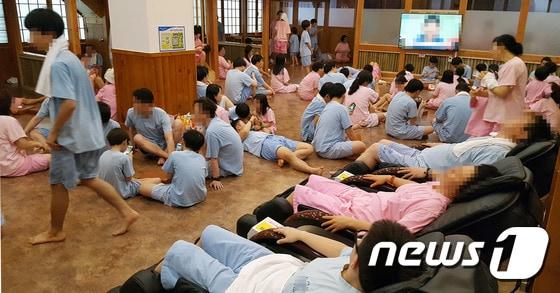 본문 이미지 - 30일 오후 서울 근교의 한 찜질방에서 가족단위 이용객들이 명절에 쌓인 피로를 풀고 있다.  2016.1.30/뉴스1 ⓒ News1 이종덕 기자