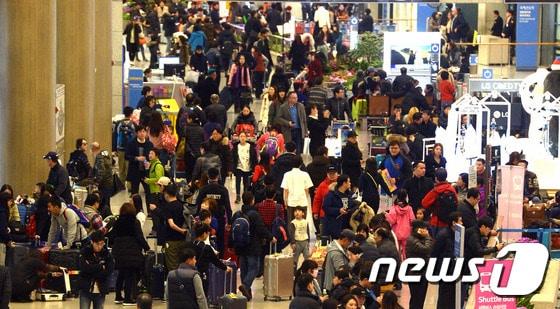 본문 이미지 - 인천국제공항 입국장이 여행을 마친 여행객과 관광객으로 북적이고 있다. ⓒ News1 황기선 기자