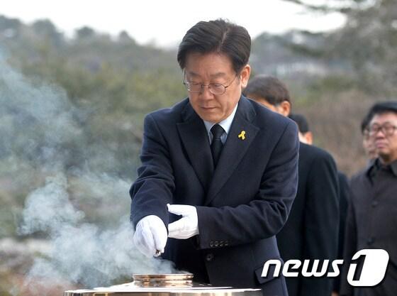 본문 이미지 - 이재명 성남시장이 31일 오전 서울 동작구 국립서울현충원을 찾아 현충탑에 분향하고 있다. 2017.1.31/뉴스1 ⓒ News1 구윤성 기자
