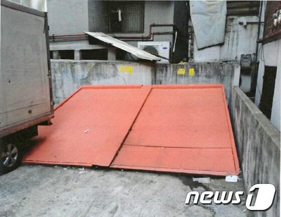 본문 이미지 - 방치돼 있는 기계식 주차장치.(성남시 제공)ⓒ News1