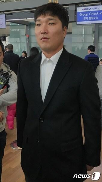 본문 이미지 - kt 위즈 최고참 이진영이 31일 미국 애리조나 출국을 앞두고 취재진에게 각오를 밝히고 있다. ⓒ News1