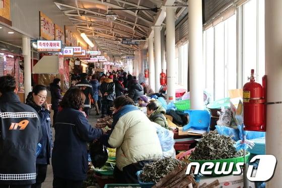 본문 이미지 - 광주 양동시장에 설치된 '보이는 소화기' /ⓒ News1
