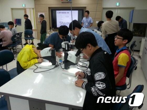 본문 이미지 - 국립낙동강생물자원관의 자유학기제 교육프로그램에 참여 중인 어린이들.(국립낙동강생물자원관 제공)ⓒ News1