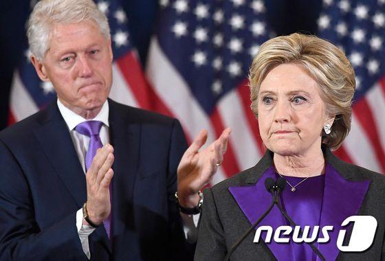 본문 이미지 - 힐러리 클린턴 전 대선 후보가 2016년 대선에서 도널드 트럼프 대통령에게 패배한 뒤 연설을 하고 있는 모습이다. ⓒ AFP=뉴스1 ⓒ News1 우동명 기자