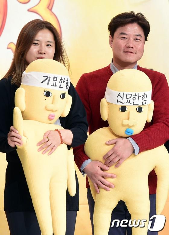 본문 이미지 - 신효정, 나영석 pd(오른쪽)가 4일 오전 서울 영등포구 영등포동 아모리스 타임스퀘어점에서 열린 tvN 예능프로그램 '신서유기 3' 제작발표회에 참석해 포즈를 취하고 있다. ⓒ News1 권현진 기자