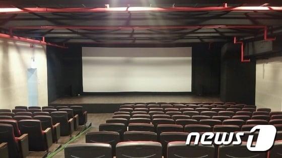 본문 이미지 - 170석규모의추억의영화를 상영하는실버영화관 '천안낭만극장'ⓒ News1