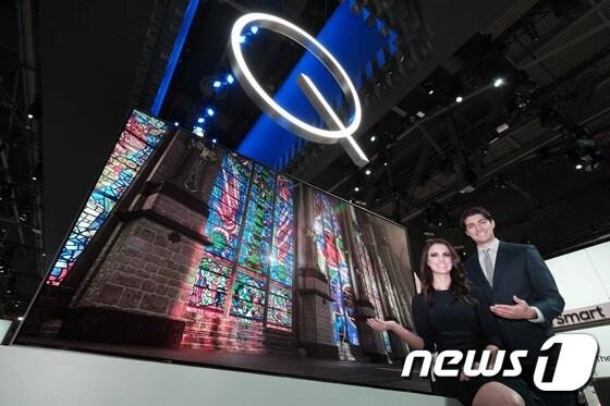 본문 이미지 - 삼성전자가 오는 5일(현지시간) 미국 라스베이거스에서 개막하는 세계 최대 전자 전시회 ‘CES 2017’에서 소비자 삶을 변화시킬 혁신 제품과 미래 기술을 선보인다. 모델들이 차세대 TV 'QLED'를 소개하고 있다. (삼성전자 제공) 2017.1.4/뉴스1