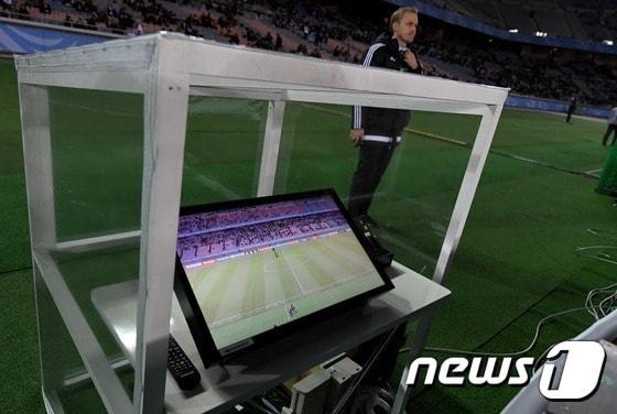 본문 이미지 - 2017년 부터 K리그에 비디오레프리 제도가 도입된다.  ⓒ AFP=News1